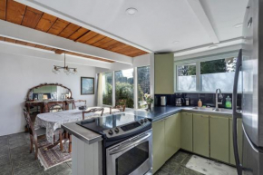 Cozy 3-bedroom Family Retreat in North Vancouver North Vancouver